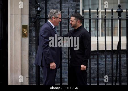 London, Vereinigtes Königreich. August 2025. Der britische Premierminister Sir Keir Starmer, links, umarmt den ukrainischen Präsidenten Wolodymyr Zelenskyj, rechts, bei der Ankunft zu bilateralen Gesprächen in der Downing Street 10, 14. August 2025 in London, Vereinigtes Königreich. Quelle: Pool Photo/Ukrainische Präsidentenpresse/Alamy Live News Stockfoto