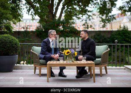 London, Vereinigtes Königreich. August 2025. Der britische Premierminister Sir Keir Starmer, links, trifft sich mit dem ukrainischen Präsidenten Wolodymyr Zelenskyy, rechts, bei einem Tee im Garten in der Downing Street 10, 14. August 2025 in London, Großbritannien. Quelle: Pool Photo/Ukrainische Präsidentenpresse/Alamy Live News Stockfoto