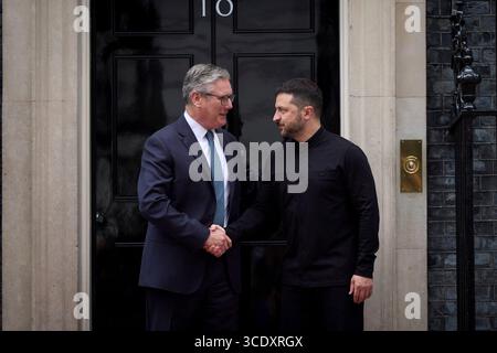 London, Vereinigtes Königreich. August 2025. Der ukrainische Präsident Wolodymyr Zelenskyj (rechts) wird vom britischen Premierminister Sir Keir Starmer (links) bei der Ankunft zu bilateralen Gesprächen in der Downing Street 10 am 14. August 2025 in London begrüßt. Quelle: Pool Photo/Ukrainische Präsidentenpresse/Alamy Live News Stockfoto