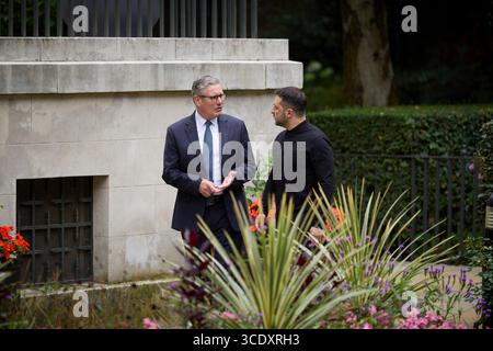 London, Vereinigtes Königreich. August 2025. Der britische Premierminister Sir Keir Starmer, links, geht mit dem ukrainischen Präsidenten Wolodymyr Zelenskyj, rechts, während bilateraler Gespräche in der Downing Street 10, 14. August 2025 in London, Großbritannien. Quelle: Pool Photo/Ukrainische Präsidentenpresse/Alamy Live News Stockfoto
