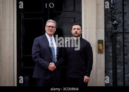 London, Vereinigtes Königreich. August 2025. Der ukrainische Präsident Wolodymyr Zelenskyj (rechts) wird vom britischen Premierminister Sir Keir Starmer (links) bei der Ankunft zu bilateralen Gesprächen in der Downing Street 10 am 14. August 2025 in London begrüßt. Quelle: Pool Photo/Ukrainische Präsidentenpresse/Alamy Live News Stockfoto