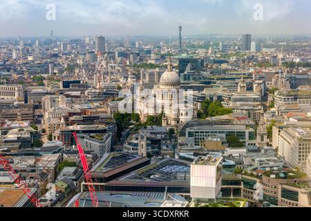 London, England - der Blick auf die St Paul's Cathedral vom Sky Garden im Zentrum Londons. Stockfoto