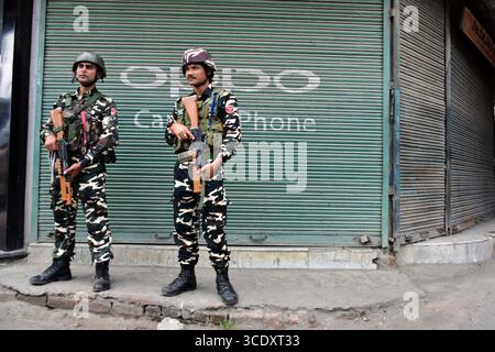 Srinagar, Indien. August 2025. Indische paramilitärische Truppen stehen vor dem 79. Unabhängigkeitstag Indiens in Alarmbereitschaft. Quelle: SOPA Images Limited/Alamy Live News Stockfoto