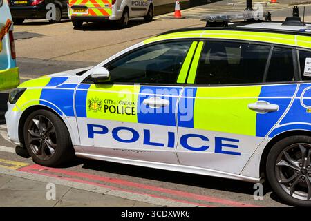London, England, UK - 4. Juli 2025: Nahaufnahme der Seite eines Polizeiautos mit dem Abzeichen der City of London Police Stockfoto