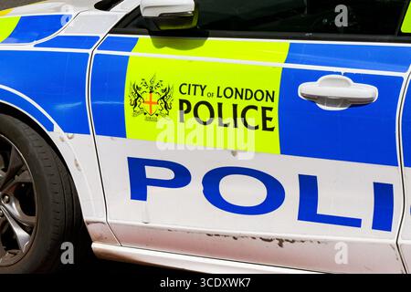 London, England, UK - 4. Juli 2025: Nahaufnahme der Seite eines Polizeiautos mit dem Abzeichen der City of London Police Stockfoto