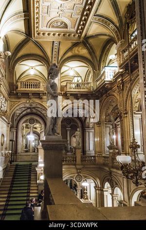 WIEN, ÖSTERREICH - 16. MAI 2019: Dies ist das Innere der zweiten und dritten Ebene der Haupttreppe der Oper. Stockfoto