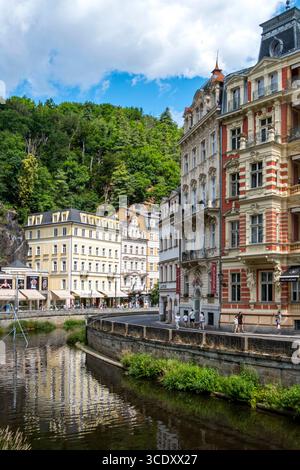 Wohngebäude und der Teplá-Kanal in Karlsbad, Tschechien Stockfoto