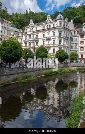 Gebäude und Fluss Teplá in Karlsbad, Tschechische Republik Stockfoto