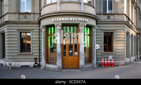 07-08-2025 Bern, Schweiz. Starbucks Kaffeehaus Gebäudeeingang mit Markenlogo, in der Nähe des Hauptbahnhofs, Innenstadt. Weitwinkelansicht, keine Personen Stockfoto