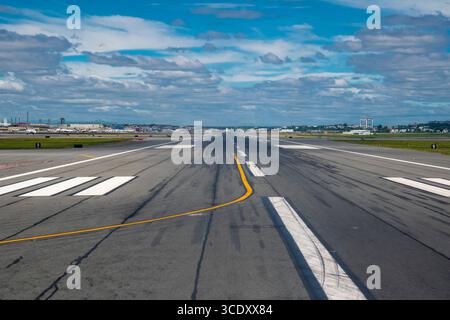 Juni 2022 Boston, Massachusetts, USA, Start- und Landebahn am Flughafen Boston Logan. Stockfoto
