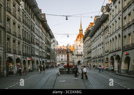 07-08-2025 Bern, Schweiz. Berühmter Kafigturm in der Spitalgasse. Spätsommer Abendlicht, Weitwinkelblick Stockfoto