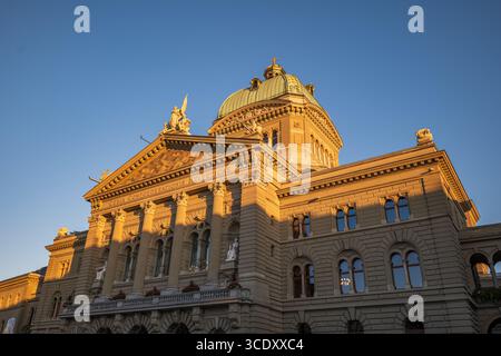 07-08-2025 Bern, Schweiz. Parlamentsgebäude bei Sonnenuntergang, keine Leute Stockfoto