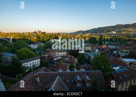 07-08-2025 Bern, Schweiz. Blick von der berühmten Aussichtsplattform der Bundesterrasse bei Sonnenuntergang. Sonniges Sommerabendlicht, Weitwinkelblick auf die Altstadt Stockfoto