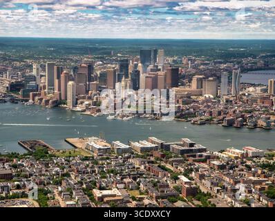 Juni 2022 Boston, Massachusetts, USA die Skyline von Boston aus der Luft mit Blick auf die Innenstadt von Boston aus dem Osten von Boston. Stockfoto