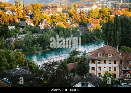 07-08-2025 Bern, Schweiz. Blick von der berühmten Aussichtsplattform der Bundesterrasse bei Sonnenuntergang. Sonniges Sommerabendlicht, Weitwinkelblick, keine Leute Stockfoto