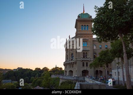 07-08-2025 Bern, Schweiz. Sehen Sie die berühmte Aussichtsplattform der Bundesterrasse und die Kuppel des Parlamentsgebäudes bei Sonnenuntergang. Sonniges Sommerabendlicht, Peo Stockfoto