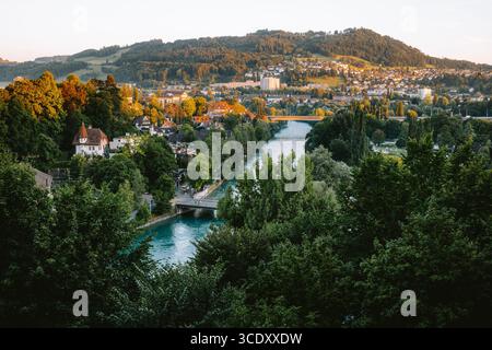 07-08-2025 Bern, Schweiz. Blick von der berühmten Aussichtsplattform der Bundesterrasse bei Sonnenuntergang. Sonniges Sommerabendlicht, Weitwinkelblick, keine Leute Stockfoto
