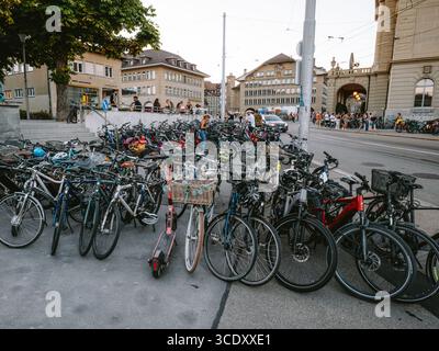 07-08-2025 Bern, Schweiz. Viele Fahrräder oder Fahrräder parkten und gebündelt in der Nähe eines Bürgersteigs in der Innenstadt. Sonniges Sommerabendlicht, Weitwinkelblick Stockfoto