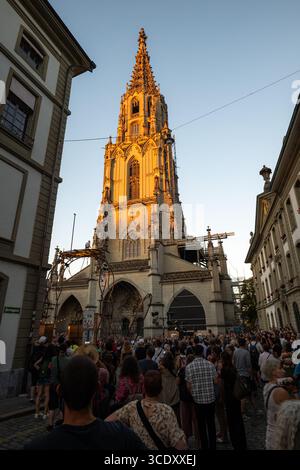 07-08-2025 Bern, Schweiz. Menschenmassen in der Nähe der berühmten Kathedrale von Bern. Weitwinkelaufnahme, sonniges Sommersonnenlicht Stockfoto