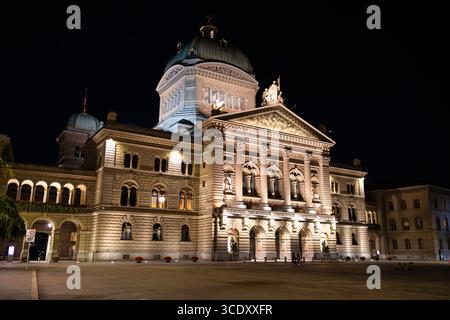 07-08-2025 Bern, Schweiz. Parlamentsgebäude bei Nacht. Weitwinkelansicht, künstliche Beleuchtung Stockfoto