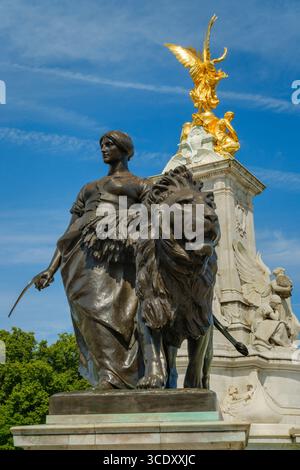 London, England - das Victoria Memorial in der Mall vor dem Buckingham Palace, das die Bronzestatue der Landwirtschaft darstellt. Stockfoto