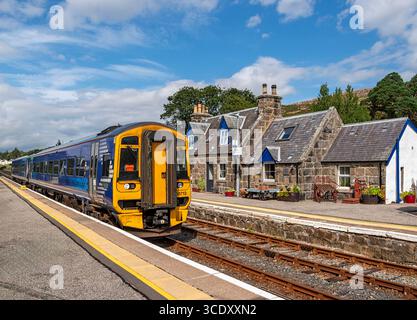 Rogart Station Sutherland Scotland ScotRail Zug von Inverness aus, der im Sommer den Bahnsteig verlässt Stockfoto