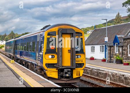Rogart Station Sutherland Scotland ScotRail Zug von Inverness wartet im Sommer am Bahnsteig Stockfoto