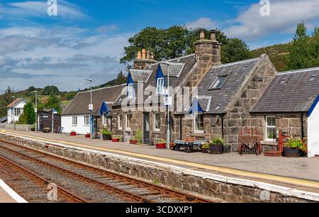 Rogart Station Sutherland Scotland Station Haus und Blumen auf dem Bahnsteig im Sommer Stockfoto