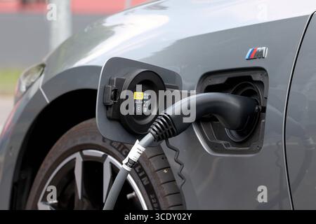 Ein Elektrofahrzeug BMW wird geladen. Das Ladekabel steckt im Stecker am Auto. Elektromobilitaet Elektromobilität am 14.08.2025 in Siegen/Deutschland. *** Ein BMW Elektrofahrzeug wird aufgeladen das Ladekabel wird am 14 08 2025 in Siegen in den Stecker der Elektromobilitaet Elektromobilität gesteckt Stockfoto