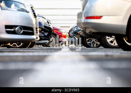 Sint-Niklaas, Belgien, 5. August 2025: Tiefwinkelblick auf geparkte Autos auf einem Parkplatz Stockfoto