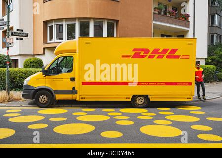 DHL-Lieferwagen parkte auf einer Straße mit gelbem Kreis Road Art Stockfoto