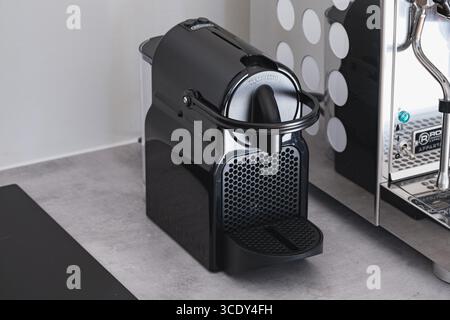 Schwarze Nespresso-Kaffeemaschine auf der Küchenzeile in Nahaufnahme Stockfoto