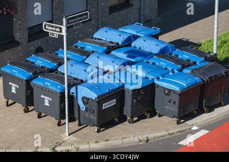 AWISTA-Mülltonnen mit blauen Deckeln entlang der Straße Stockfoto