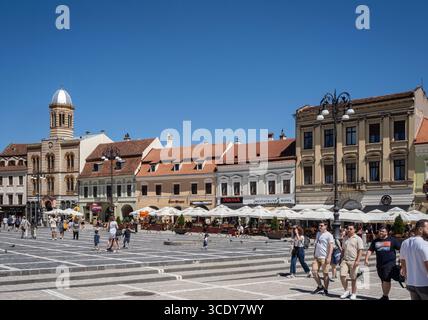 Brasov, Rumänien – 9. August 2025: Ratsplatz in Brasov, Siebenbürgen. Panoramablick. Stockfoto