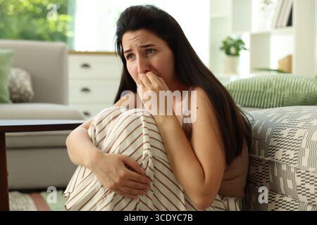 Frau, die zu Hause unter Panikattacken leidet Stockfoto