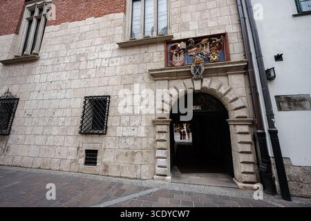 Krakau, Polen - 08. Juli 2025: Verzierte Fassade eines alten Collegium Maius-Gebäudes mit einem Wappen über dem Bogen Stockfoto