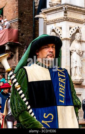 Der Corteo Storico (Historische Prozession) Auf Der Piazza Del Campo, Der Palio, Siena, Toskana, Italien. Stockfoto