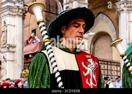 Der Corteo Storico (Historische Prozession) Auf Der Piazza Del Campo, Der Palio, Siena, Toskana, Italien. Stockfoto