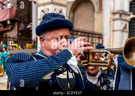 Der Corteo Storico (Historische Prozession) Auf Der Piazza Del Campo, Der Palio, Siena, Toskana, Italien. Stockfoto