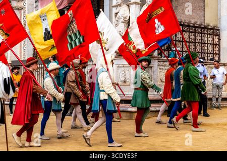 Der Corteo Storico (Historische Prozession) Auf Der Piazza Del Campo, Der Palio, Siena, Toskana, Italien. Stockfoto