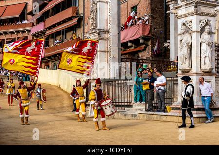 Die Comparsa Aus Der Valdimontone Contrada Treten Während Der Corteo Storico (Historische Prozession) Auf Der Piazza Del Campo, Dem Palio, Siena, Italien Auf. Stockfoto