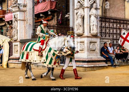 Der Corteo Storico (Historische Prozession) Auf Der Piazza Del Campo, Der Palio, Siena, Toskana, Italien. Stockfoto