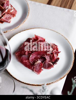 Gourmet Charcuterie Ein wunderschön angelegter Teller mit geschnittenen, geräucherten Fleischspezialitäten Stockfoto