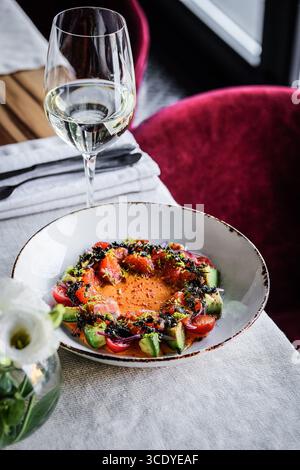 Gourmet Food Präsentation mit Weißwein in einer wunderschönen und eleganten Umgebung Stockfoto