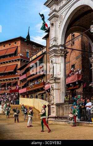 Flaggenschleuder Der Oca Contrada Treten Während Der Corteo Storico (Historische Prozession) Auf Der Piazza Del Campo, Dem Palio, Siena, Italien, Auf. Stockfoto