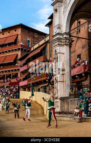 Flaggenschleuder Der Oca Contrada Treten Während Der Corteo Storico (Historische Prozession) Auf Der Piazza Del Campo, Dem Palio, Siena, Italien, Auf. Stockfoto