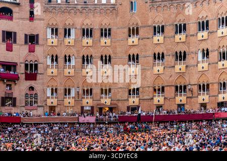 Contradaiolo Von Der Ram Contrada Winkt Ihre Schals Am Vorbeiziehenden Drappellone, Um Glück Während Der Historischen Prozession, Dem Palio, Siena, Italien, Zu Haben. Stockfoto