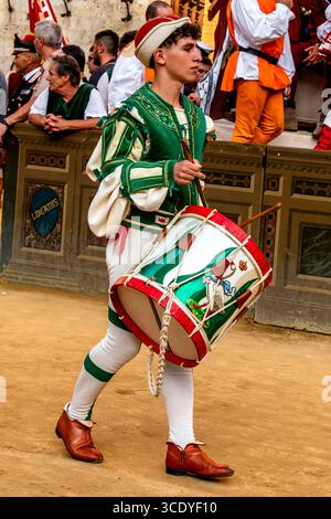 Ein Schlagzeuger von der Oca Contrada Peforms auf der Piazza del Campo am Ende der Corteo Storico (historische Prozession), der Palio, Siena, Italien. Stockfoto