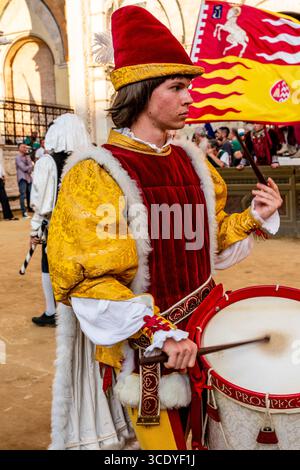 Ein Schlagzeuger der Valdimontone Contrada Peforms auf der Piazza del Campo am Ende der Corteo Storico (historische Prozession) kurz vor dem Rennen Stockfoto