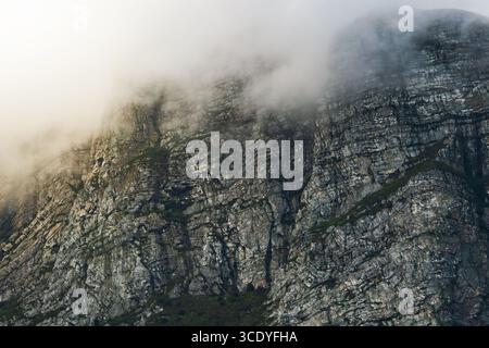 Eine mystische Landschaft, eine Wolke bedeckte den Felsen. Stockfoto